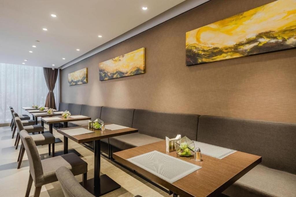 New International Expo Center Yushan Road Yuanshen Sports Hotel 3*
