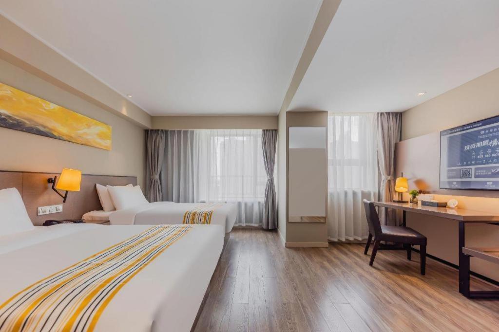 New International Expo Center Yushan Road Yuanshen Sports Hotel 3*