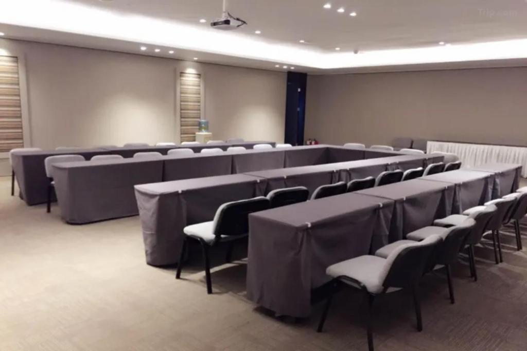 New International Expo Center Yushan Road Yuanshen Sports 3*
