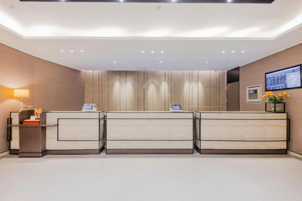 Hotel New International Expo Center Yushan Road Yuanshen Sports 3*