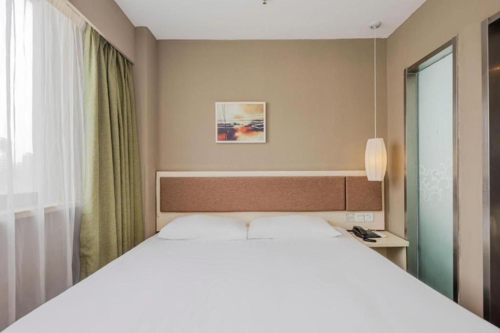 New International Expo Center Yushan Road Yuanshen Sports Hotel 3*