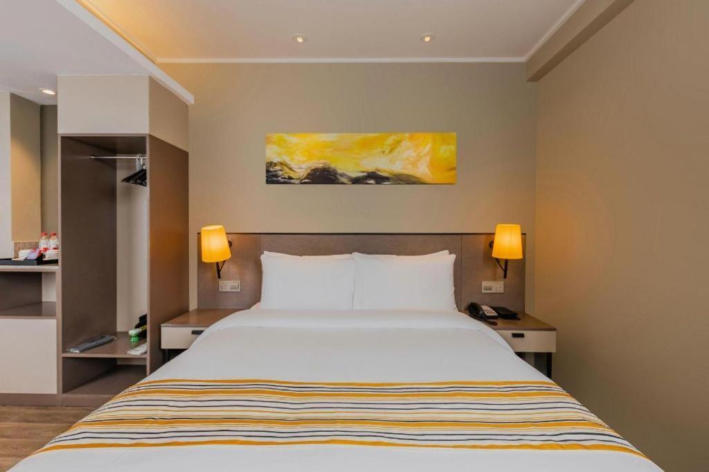 New International Expo Center Yushan Road Yuanshen Sports Hotel 3*